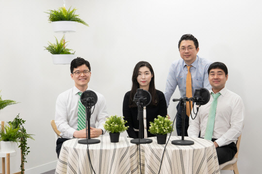 SK브로드밴드는 B tv 보이는 팟캐스트에서 경제 채널 이리온스튜디오 서비스를 개시한다.   SK브로드밴드 제공